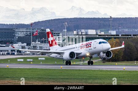 Ein Airbus A220-100 von Swiss International Airlines startet vom Heimatflughafen Zürich. Immatrikulation HB-JBD. (Zürich, Schweiz, 17.11.2022) Foto Stock