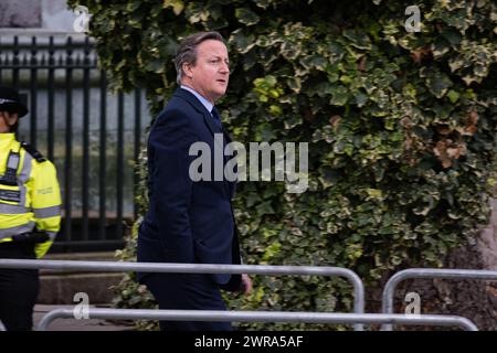 Londra, Regno Unito. 11 marzo 2024. L'ex primo ministro David Cameron arriva all'abbazia di Westminster. I manifestanti anti anti-monarchia e pro-LGBT si riunirono e dimostrarono fuori dall'abbazia di Westminster, mentre i membri della famiglia reale e altri ospiti arrivarono per il Commonwealth Day Service. (Foto di Daniel Lai/SOPA Images/Sipa USA) credito: SIPA USA/Alamy Live News Foto Stock