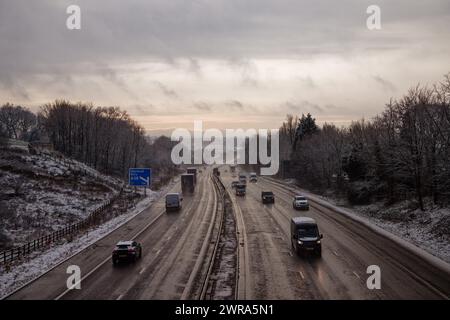Traffico invernale sulla M56 Foto Stock