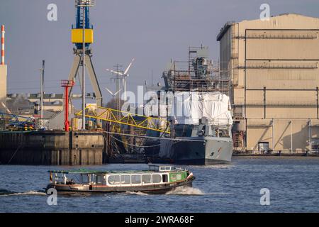 Blohm Voss Schiffswerft, neue Korvette der Bundesmarine, Karlsruhe, bei der Fertigstellung, eingerüstetes Schiff, Hafenrundfahrt Barkasse auf der Elbe, Amburgo, Deutschland Hamburg Hafen *** il cantiere Blohm Voss, nuova corvetta della marina tedesca, Karlsruhe, al completamento, nave impalcata, lancio di un porto sull'Elba, Amburgo, Amburgo, Amburgo, Amburgo Hafen, Amburgo, Amburgo, Germania Foto Stock