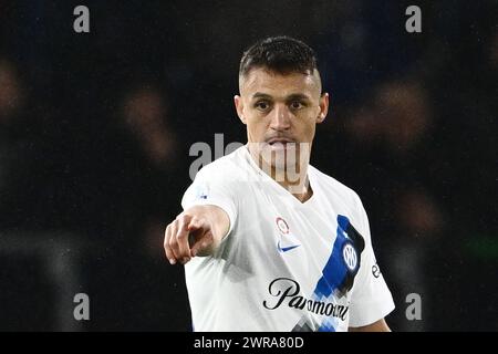 Alexis Sánchez del FC Internazionale gesti durante la partita di serie A tra Bologna FC e FC Internazionale allo Stadio Renato Dall'Ara Bologna Italia Foto Stock