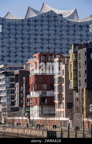 Wohngebäude am Dalmannkai, Grasbrookhafen, hinten die Elbphilharmonie, HafenCity Hamburg, neuer Stadtteil an der Elbe, auf dem Gelände des ehemaligen Freihafens, hier entstehen, bis in die 2030er Jahre, Wohneinheiten für 14,000 Menschen, 3000 Hotelbetten, 45,000 Arbeitsplätze, Amburgo nuovo distretto sull'Elba, sul sito dell'ex porto franco, unità residenziali per 14.000 persone, 3.000 letti d'albergo, 45.000 posti di lavoro, Amburgo, Germania Amburgo HafenCity, per essere integrato Foto Stock