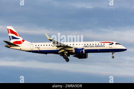 Ein Embraer 190SR von BA CityFlyer, zugehörig zu British Airways, befindet sich im Landeanflug auf den Flughafen Zürich. Registrazione G-LCYL. (Zürich, Foto Stock