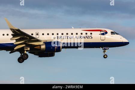 Ein Embraer 190SR von BA CityFlyer, zugehörig zu British Airways, befindet sich im Landeanflug auf den Flughafen Zürich. Registrazione G-LCYL. (Zürich, Foto Stock