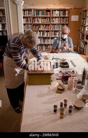 21/05/21 Conservatori, Hillary Ollesan (73) ed ex armadietto, Mike Browne (75) libri di riparazione della collezione libraryÕs. Libro conservato Foto Stock