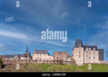 SAINTE-SUZANNE-ET-CHAMMES, FRANCIA - 6 MARZO 2024: Veduta del villaggio fortificato di Sainte-Suzanne-et-Chammes in primavera, Mayenne, Francia Foto Stock