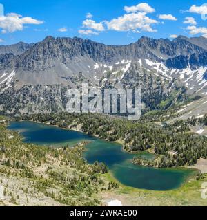 lago di campfire sotto le montagne pazzi nelle acque di testa del bacino di erba dolce torrente vicino salice, montana Foto Stock