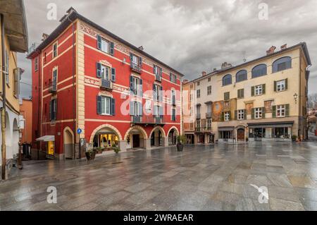 Mondovi, Italia - 09 marzo 2024: St Piazza Pietro, vista degli edifici storici decorati con portici e la piazza lastricata con lastre di pietra su una Foto Stock