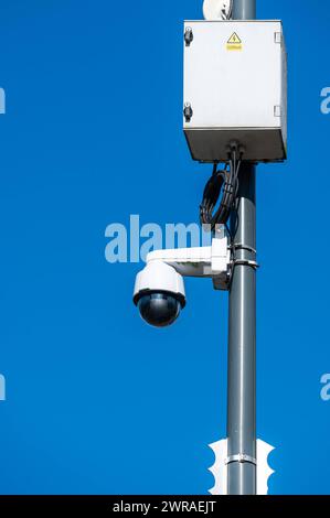 Ganshoren, Bruxelles regione capitale, Belgio, 8 marzo 2024 - telecamera di sicurezza per strada, un sistema di telecamere a cupola Foto Stock