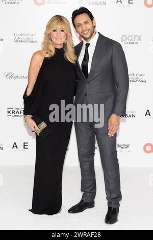 West Hollywood, Stati Uniti. 10 marzo 2024. Sandra Lee e Ben Youcef partecipano agli arrivi del 32° Annual Elton John AIDS Foundation Academy Awards Viewing Party al City of West Hollywood Park di West Hollywood, CALIFORNIA, il 10 marzo 2024. (Foto di Corine Solberg/SipaUSA) credito: SIPA USA/Alamy Live News Foto Stock