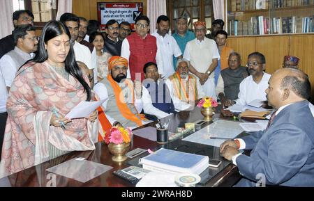 Patna, India. 11 marzo 2024. PATNA, INDIA - 11 MARZO: La candidata del BJP Anamika Singh riempie il suo documento di nomina per le elezioni del MLC all'Assemblea Bihar l'11 marzo 2024 a Patna, India. (Foto di Santosh Kumar/Hindustan Times/Sipa USA) credito: SIPA USA/Alamy Live News Foto Stock