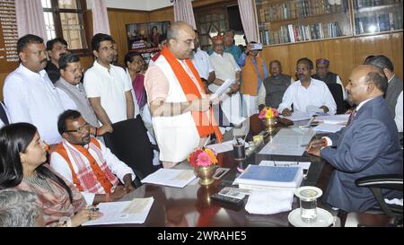 Patna, India. 11 marzo 2024. PATNA, INDIA - 11 MARZO: Il candidato del BJP Mangal Pandey riempie il suo documento di nomina per le elezioni del MLC all'Assemblea Bihar l'11 marzo 2024 a Patna, in India. (Foto di Santosh Kumar/Hindustan Times/Sipa USA) credito: SIPA USA/Alamy Live News Foto Stock