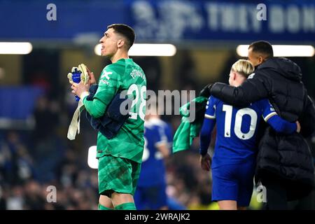 Il portiere del Chelsea Djordje Petrovic (a sinistra) applaude i tifosi dopo il fischio finale della partita di Premier League allo Stamford Bridge di Londra. Data foto: Lunedì 11 marzo 2024. Foto Stock