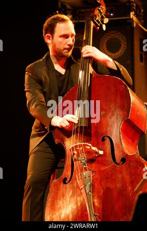 William Brunard contrabbassista jazz francese in concerto (con il chitarrista di origine gitana Biréli Lagrène) durante gli Éclats d'Email Jazz Édition festi Foto Stock