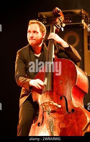 William Brunard contrabbassista jazz francese in concerto (con il chitarrista di origine gitana Biréli Lagrène) durante gli Éclats d'Email Jazz Édition festi Foto Stock