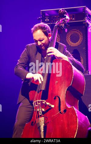 William Brunard contrabbassista jazz francese in concerto (con il chitarrista di origine gitana Biréli Lagrène) durante gli Éclats d'Email Jazz Édition festi Foto Stock