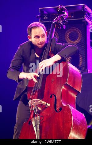 William Brunard contrabbassista jazz francese in concerto (con il chitarrista di origine gitana Biréli Lagrène) durante gli Éclats d'Email Jazz Édition festi Foto Stock