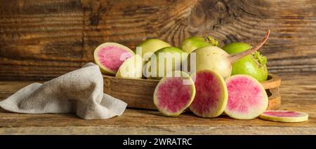 Vassoio con irradianze di anguria matura su fondo in legno Foto Stock