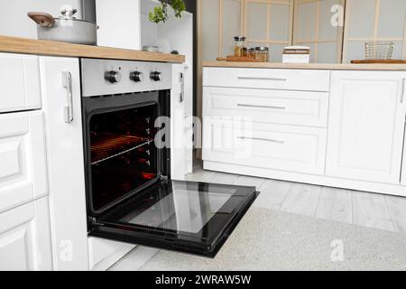 Interno della cucina con ripiani bianchi e forno Foto Stock