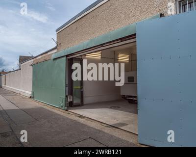 Vista esterna dell'ingresso del veicolo al blocco celle dell'ex prigione della Stasi della Guerra fredda, Berlin Hohenschönhausen Memorial, Berlin. Foto Stock