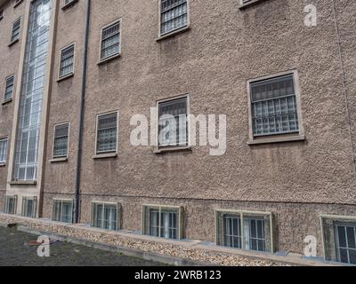 Vista esterna delle finestre delle celle nel blocco celle dell'ex prigione della Stasi della Guerra fredda, Berlin Hohenschönhausen Memorial, Berlin. Foto Stock