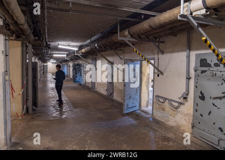 Vista generale delle celle nel seminterrato sottomarino U-Boot (U-boat) nel vecchio edificio, l'ex prigione della Stasi della Guerra fredda Hohenschönhausen, Berlino. Foto Stock