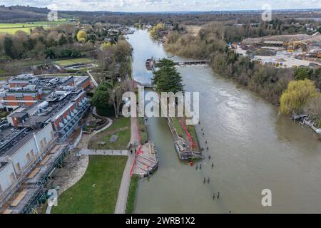 Veduta aerea del Bell Weir Lock sul Tamigi a Runnymede, Inghilterra. Foto Stock