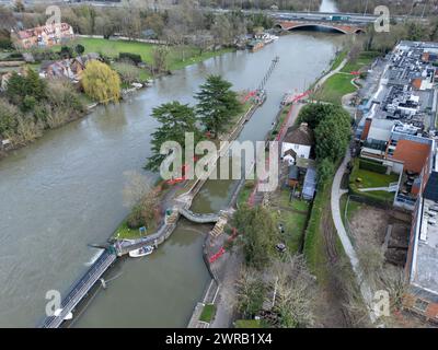 Veduta aerea del Bell Weir Lock sul Tamigi a Runnymede, Inghilterra. Foto Stock