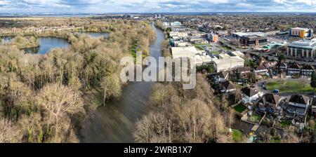 Vista panoramica aerea dell'area industriale a ovest di Staines, vicino a Runnymede, Inghilterra. Foto Stock