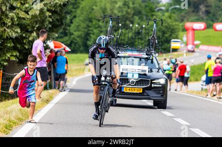 Der britische Radrennfahrer Sean Flynn vom Team DSM kämpft sich beim Einzelzeitfahren der 8. Etappe der Tour de Suisse den Anstieg Hoch. (Waldkirch, S Foto Stock