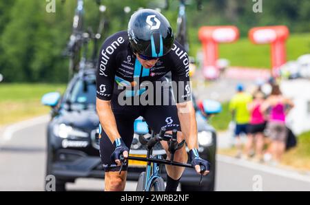 Der britische Radrennfahrer Sean Flynn vom Team DSM kämpft sich beim Einzelzeitfahren der 8. Etappe der Tour de Suisse den Anstieg Hoch. (Waldkirch, S Foto Stock