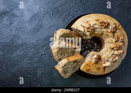 Torta di noci su un tavolo scuro. Torta di noci umida e sana. Foto Stock