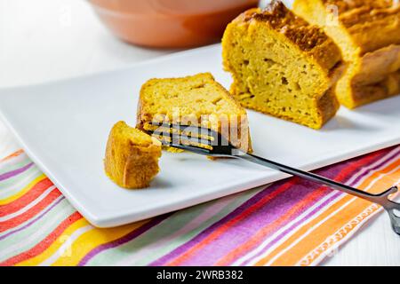 Un pezzo di torta vegana di carote su un vassoio bianco Foto Stock