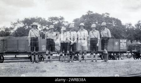 Ufficiali del 2nd Battalion Highland Light Infantry di fronte a Madras e Southern Mahratta Railway Trucks in British India, 1925 circa. Foto Stock