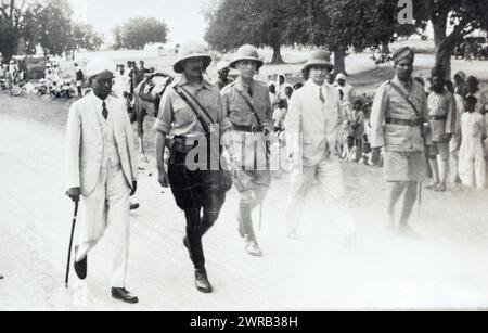 Un maggiore nel 2nd Battalion Highland Light Infantry ricevendo un benvenuto civico con altri ufficiali e cviliani nell'India britannica, 1925 circa. Foto Stock