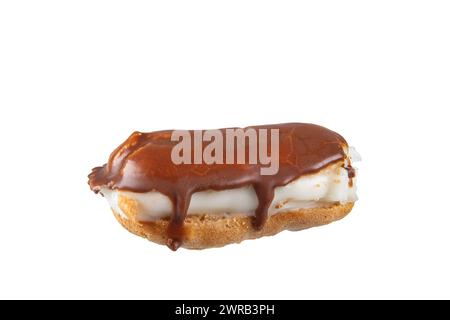 Eclari con guarnizione di cioccolato sul piatto da portata. Eclari francesi tradizionali con cioccolato. Mini eclari alla vaniglia con glassa al cioccolato. Foto Stock