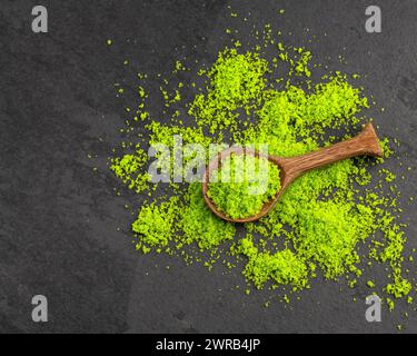 Sale verde di limone in cucchiaio di legno - limone di agrumi Foto Stock