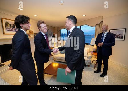 Il Taoiseach Leo Varadkar (al centro) viene accolto da Joe Kennedy III (seconda a sinistra) e Jack Schlossberg, l'unico nipote di John F. Kennedy (a sinistra), mentre arriva alla biblioteca del presidente John F. Kennedy, prima di tenere un discorso chiave che rifletta sulla vita e l'eredità del presidente Kennedy e su come la sua eredità continui ad avere lezioni per le sfide globali di oggi, a Boston, Massachusetts, Stati Uniti, durante la visita del Taoiseach negli Stati Uniti per il giorno di San Patrizio. Data foto: Lunedì 11 marzo 2024. Foto Stock