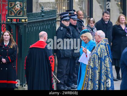 La regina Camilla arriva all'Abbazia di Westminster per il Commonwealth Day Service, 11 marzo 2024. È accolta dal decano dell'abbazia di Westminster David Hoyle Foto Stock