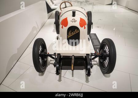 Bianco vintage Austro Daimler ADS R Sascha 1922, esposizione di auto sportive Porsche Museum, stile retrò Oldtimer, passione automobilistica, storia industriale automobilistica Foto Stock