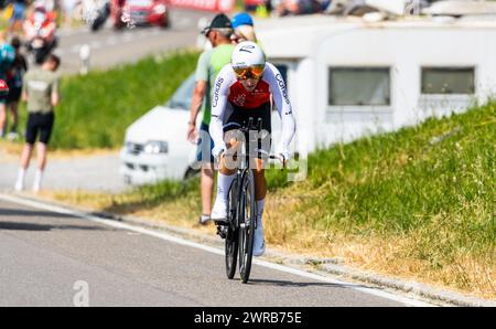 Der spanische Radrennfahrer Jonathan lastra vom Team Cofidis kämpft sich, während dem Einzelzeitfahren der 8. Etappe der Tour de Suisse, den Anstieg h Foto Stock