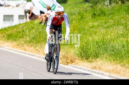 Der spanische Radrennfahrer Jonathan lastra vom Team Cofidis kämpft sich, während dem Einzelzeitfahren der 8. Etappe der Tour de Suisse, den Anstieg h Foto Stock