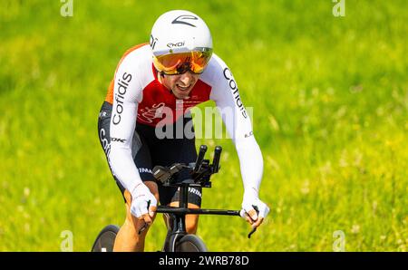 Der spanische Radrennfahrer Jonathan lastra vom Team Cofidis kämpft sich, während dem Einzelzeitfahren der 8. Etappe der Tour de Suisse, den Anstieg h Foto Stock