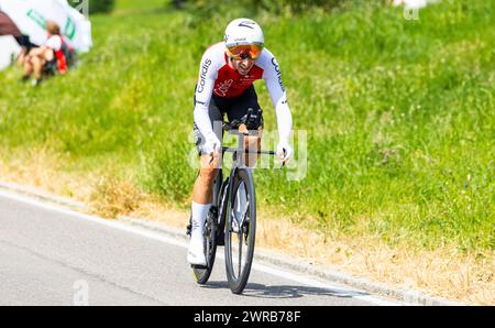 Der spanische Radrennfahrer Jonathan lastra vom Team Cofidis kämpft sich, während dem Einzelzeitfahren der 8. Etappe der Tour de Suisse, den Anstieg h Foto Stock