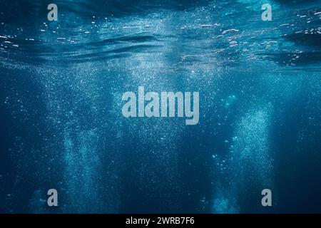 Le bolle d'aria si innalzano sulla superficie dell'acqua sott'acqua nel Mediterraneo, scenario naturale, Francia Foto Stock