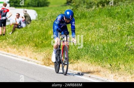 Der französische Radrennfahrer Quentin Pacher vom Team Groupama - FDJ kämpft sich, während dem Einzelzeitfahren der 8. Etappe der Tour de Suisse, den Foto Stock