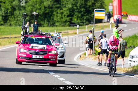 Der kolumbische Radrennfahrer Rigoberto Uran vom Team EF Education-Easypost kämpft sich, während dem Einzelzeitfahren der 8. Etappe der Tour de Suisse Foto Stock