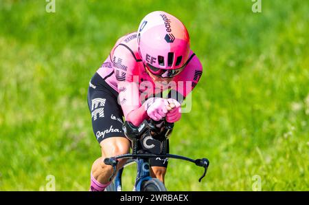 Der kolumbische Radrennfahrer Rigoberto Uran vom Team EF Education-Easypost kämpft sich, während dem Einzelzeitfahren der 8. Etappe der Tour de Suisse Foto Stock