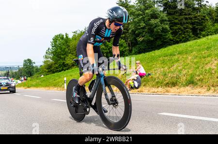 Der britische Radrennfahrer Sean Flynn vom Team DSM kämpft sich beim Einzelzeitfahren der 8. Etappe der Tour de Suisse den Anstieg Hoch. (Waldkirch, S Foto Stock