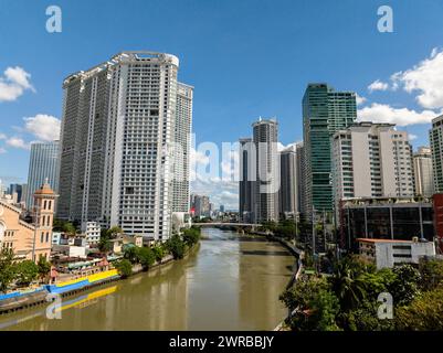 Alti edifici nei quartieri di Makati e Mandaluyong. Metro Manila, Filippine. Foto Stock